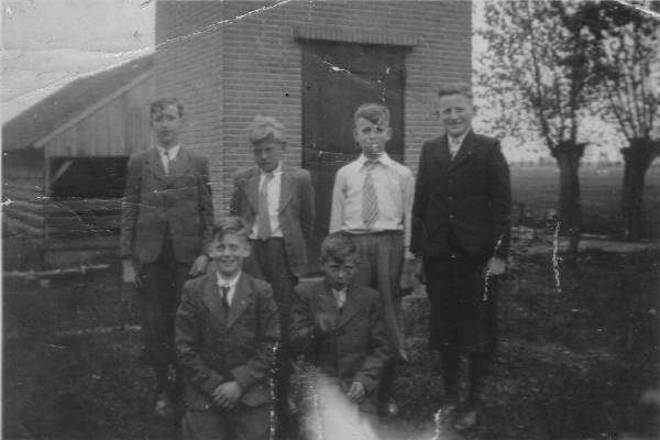 Bij tante Toos en ome Leen op de boerderij in 1949 - At the farm of aunt Toos and Uncle Leen in 1949